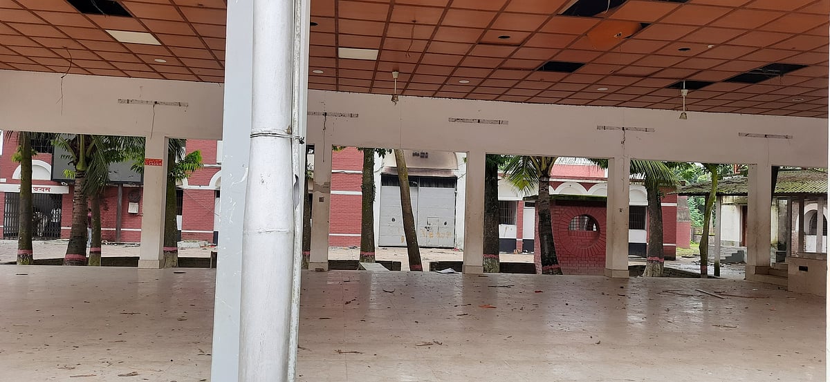 শেরপুরে বিক্ষুব্ধ ছাত্র-জনতার হামলা ও আগুনে ক্ষতিগ্রস্ত জেলা কারাগারের প্রধান ফটক। আজ মঙ্গলবার দুপুরে পৌরসভার দমদমা কালিগঞ্জ এলাকায়